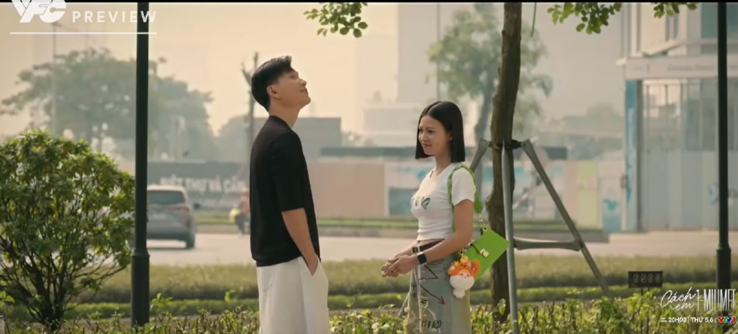 Hiếu và Tú trong một cảnh phim Cách em 1 milimet tập 37