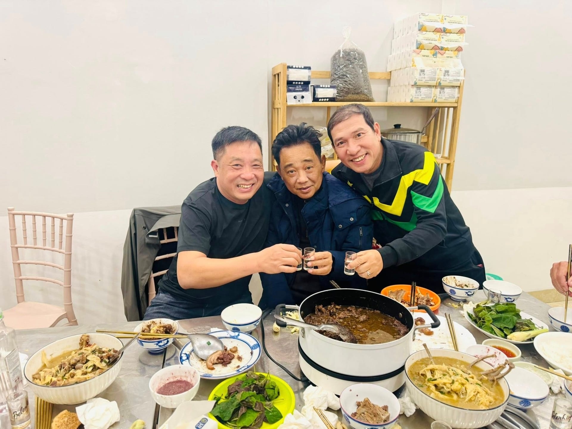 NSND Quốc Khánh xuất hiện cùng nghệ sĩ Quang Thắng và người bạn trên bàn nhậu