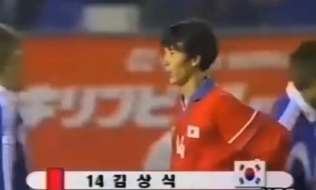 Kim Sang-sik nhận thẻ đỏ trong trận đấu với Nhật Bản năm 2000