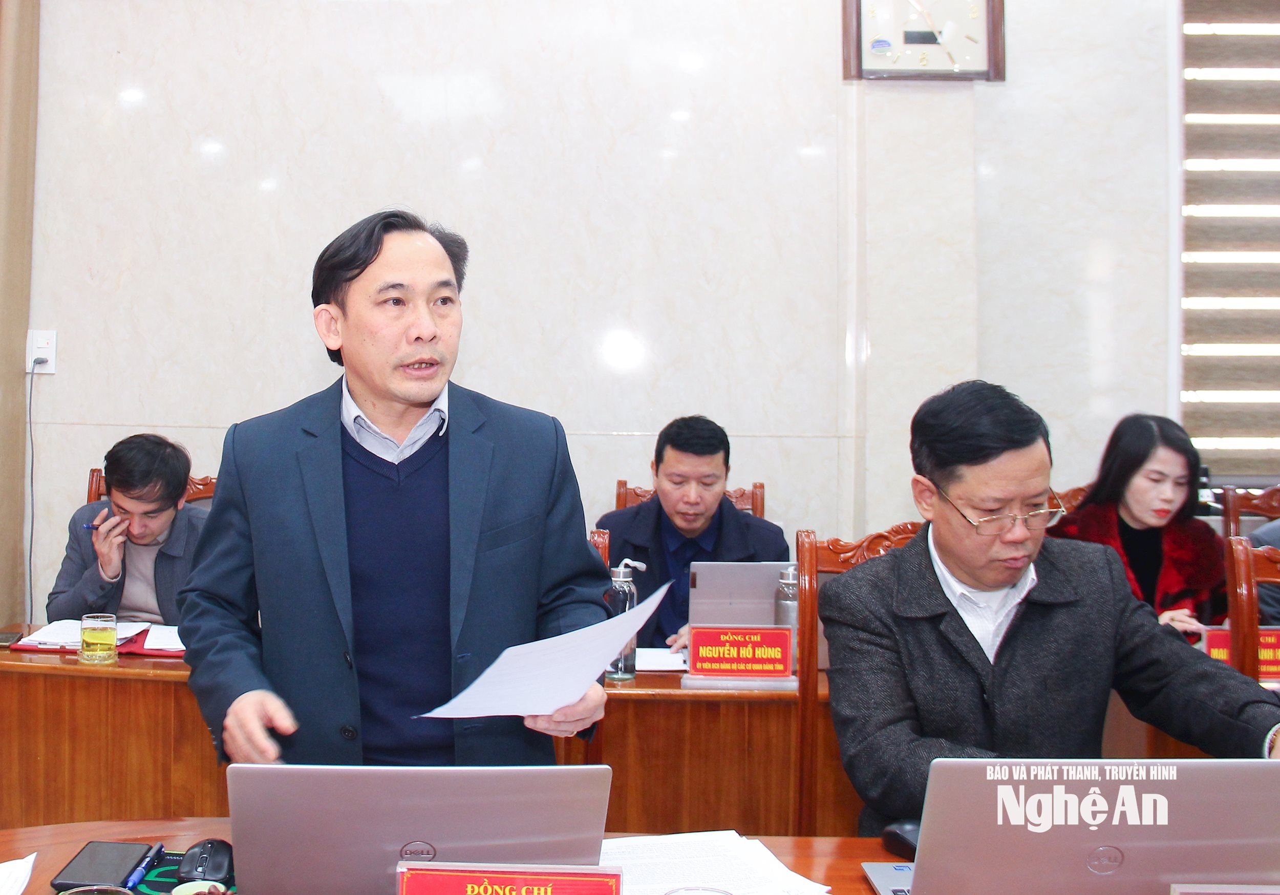  Phó Bí thư Đảng uỷ các cơ quan Đảng tỉnh Ngô Đình Viện tham gia ý kiến vào dự thảo đề án chuyển đổi số. Ảnh Mai Hoa