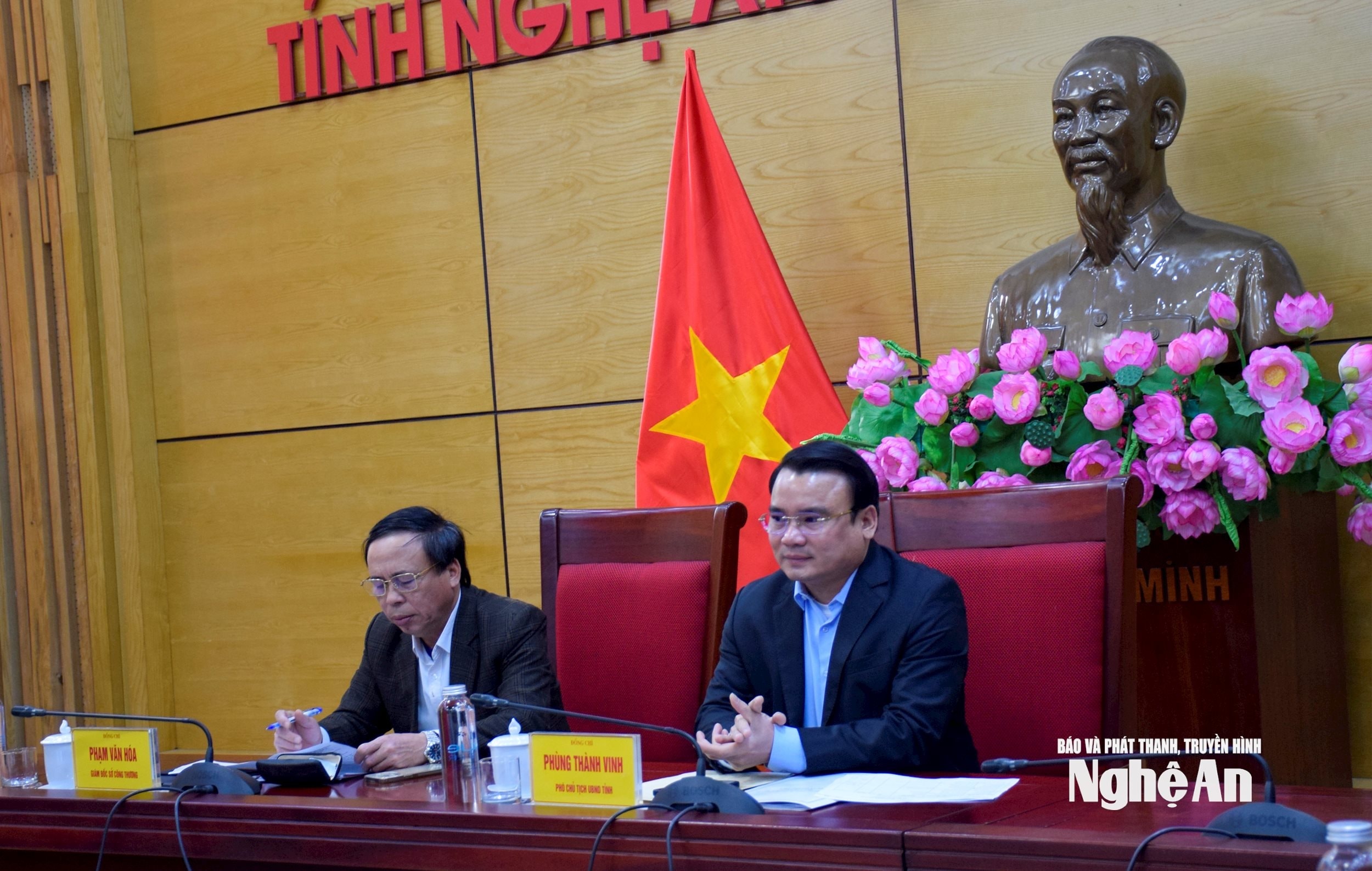 cac-dai-bieu-du-hoi-nghi-tai-diem-cau-nghe-an(1).jpg