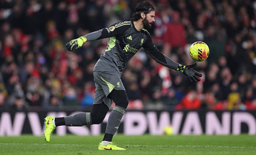 Thủ môn Alisson Becker duy trì sự tập trung cao độ trong trận đấu với Arsenal