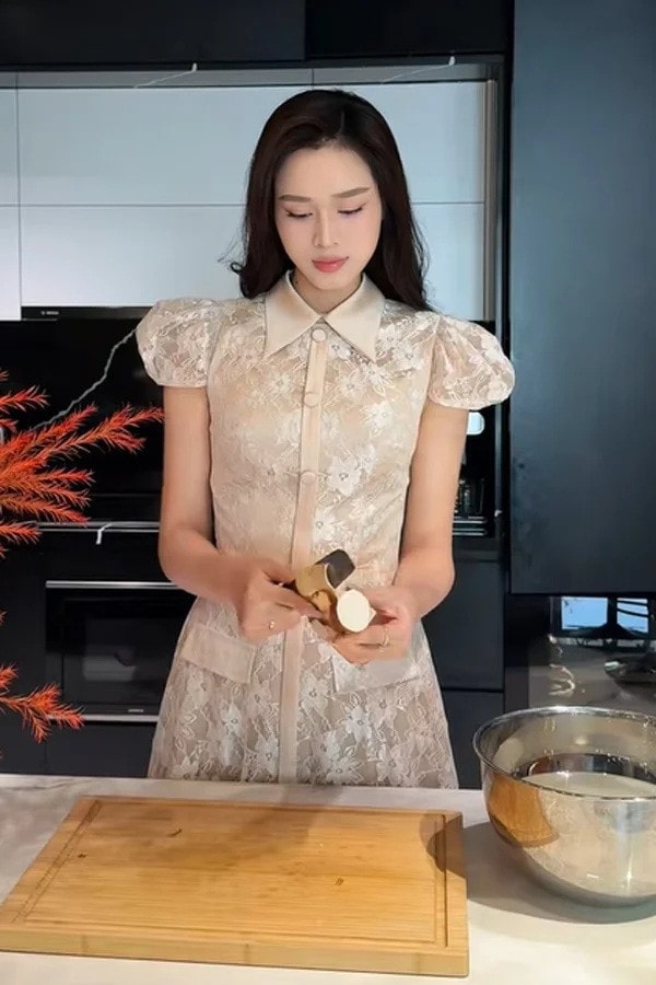 Nàng hậu thường xuyên vào bếp, chuẩn bị những món ngon cho chồng.