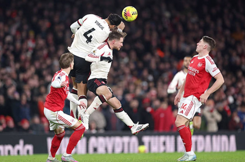 Đội trưởng Virgil van Dijk chỉ huy hàng phòng ngự Liverpool