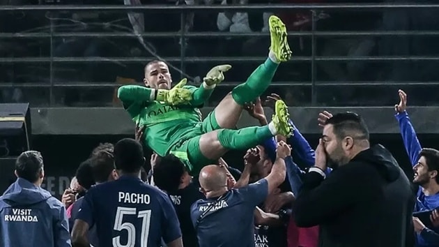 Các cầu thủ PSG ăn mừng cùng thủ môn Lucas Chevalier sau chức vô địch Siêu cúp Pháp