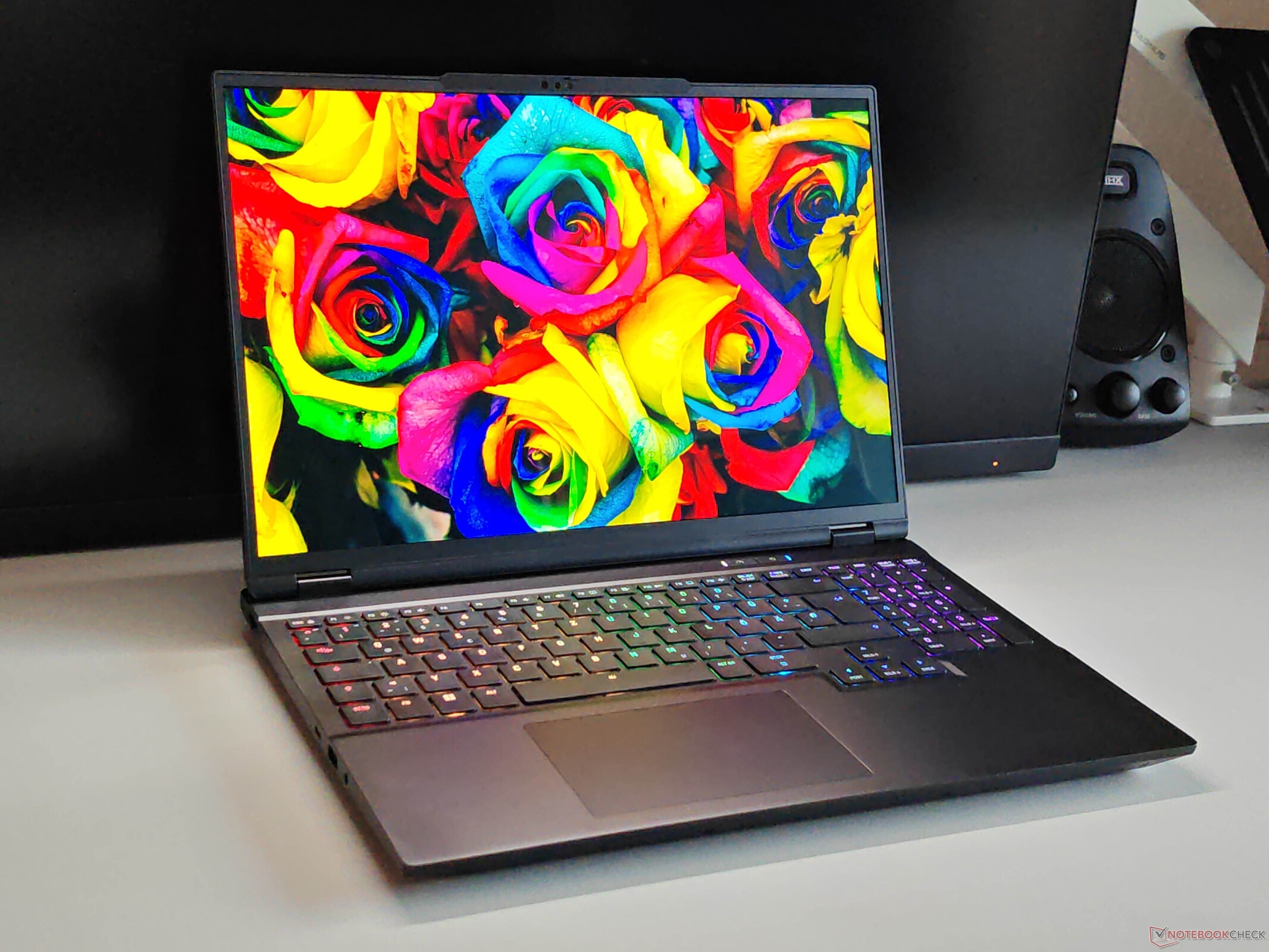 XMG Fusion 16 (M25) với thiết kế khung vỏ hiện đại và màn hình chất lượng cao
