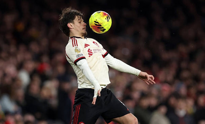 Milos Kerkez khóa chặt ngòi nổ Bukayo Saka bên phía Arsenal