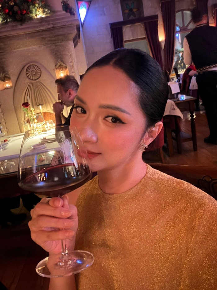 Hương Giang vui vẻ tận hưởng chuyến đi du lịch ở nước ngoài trong những ngày đầu năm. Ảnh: FBNV