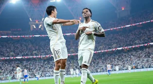Rodrygo ăn mừng cùng các đồng đội sau bàn thắng quan trọng nâng tỷ số lên 2-0.