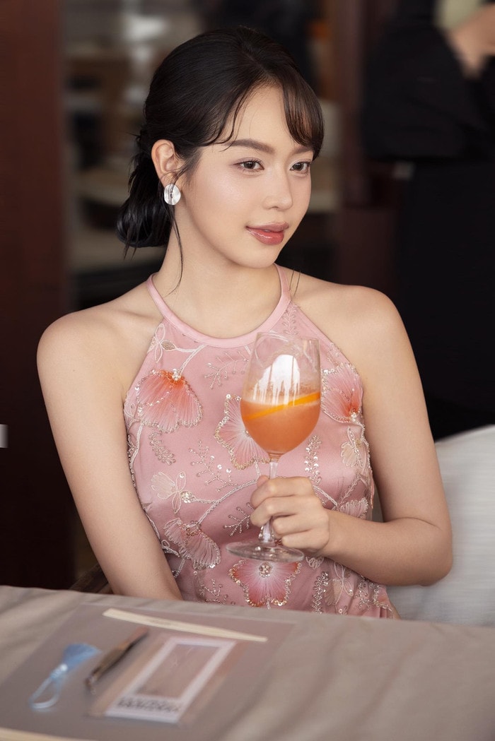 Phong cách mới của Thanh Thủy thu hút nhiều sự quan tâm từ công chúng.