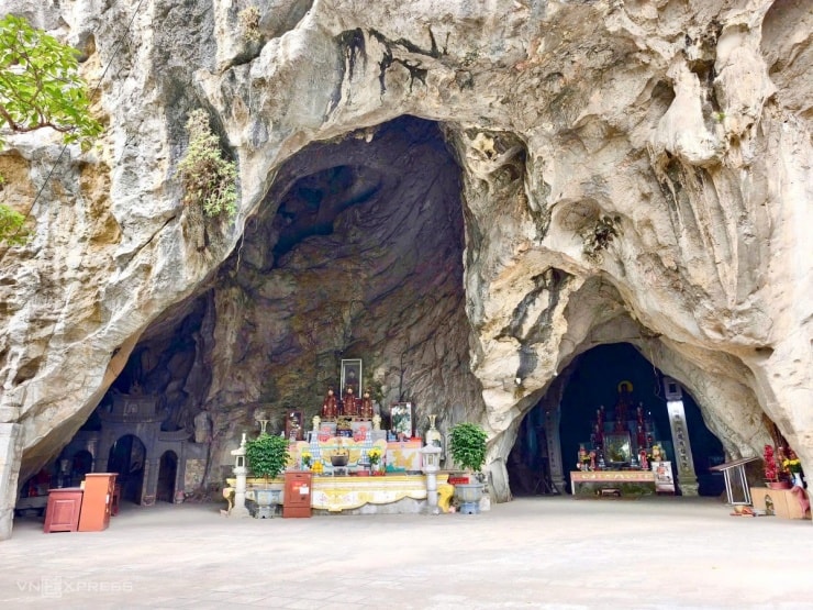 Cửa động Kính Chủ rộng lớn với cấu trúc chia làm nhiều ngách dẫn vào các khu vực thờ tự