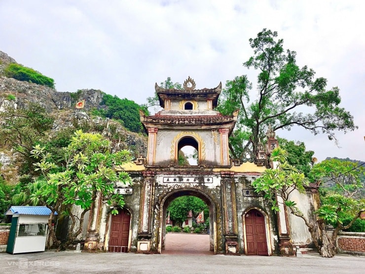 Hồ nước trong khuôn viên động Kính Chủ vốn là một hố bom từ thời kháng chiến chống Mỹ