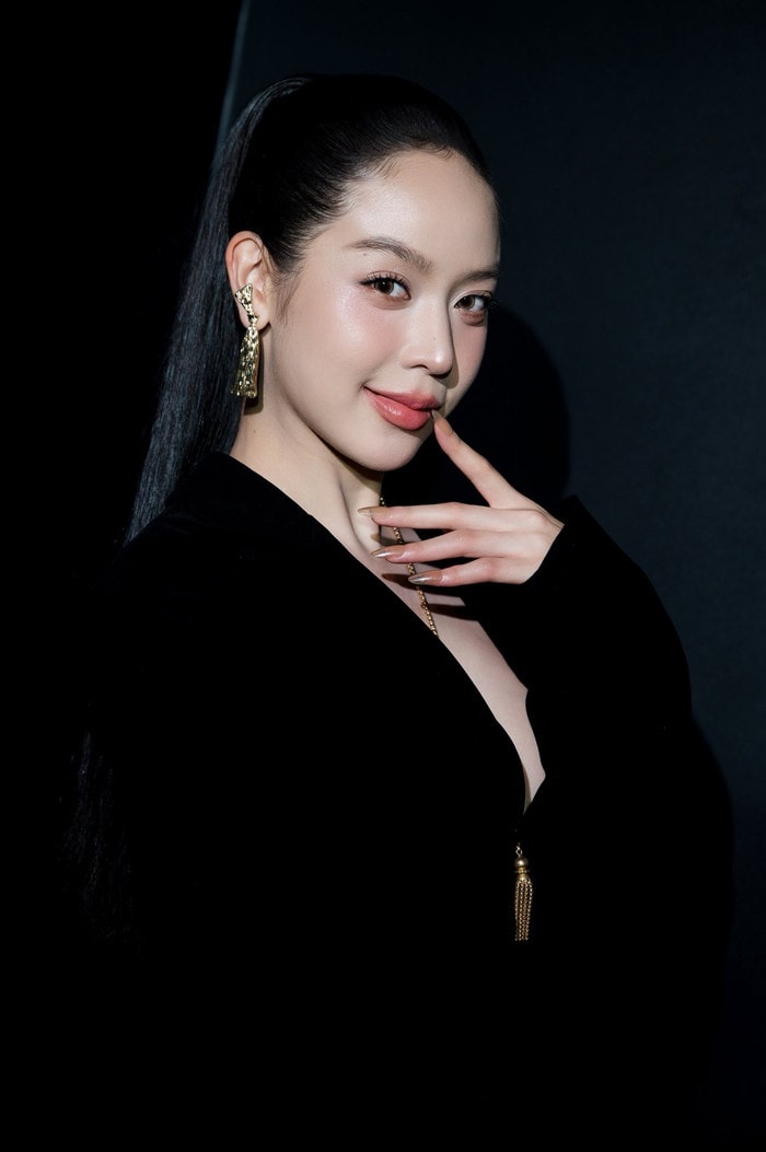 Thanh Thủy tự tin theo đuổi phong cách thời trang quyến rũ với các đường cắt xẻ táo bạo.