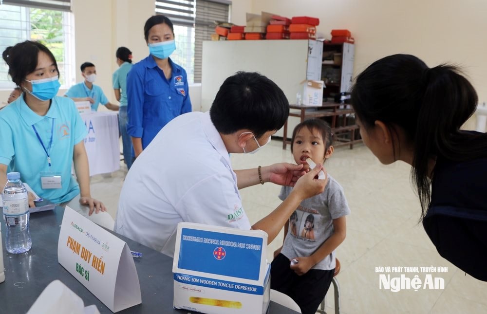 Khám bệnh và tư vấn bệnh về răng miệng cho người dân xã Quỳnh Phú. Ảnh Nguyễn Hải