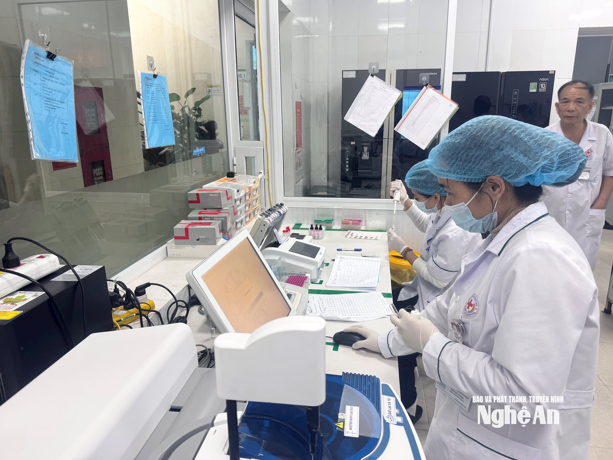 Các Kỹ thuật viên nhập thông tin về thành phần máu và mẫu bệnh phẩm. Ảnh Nguyễn Hải