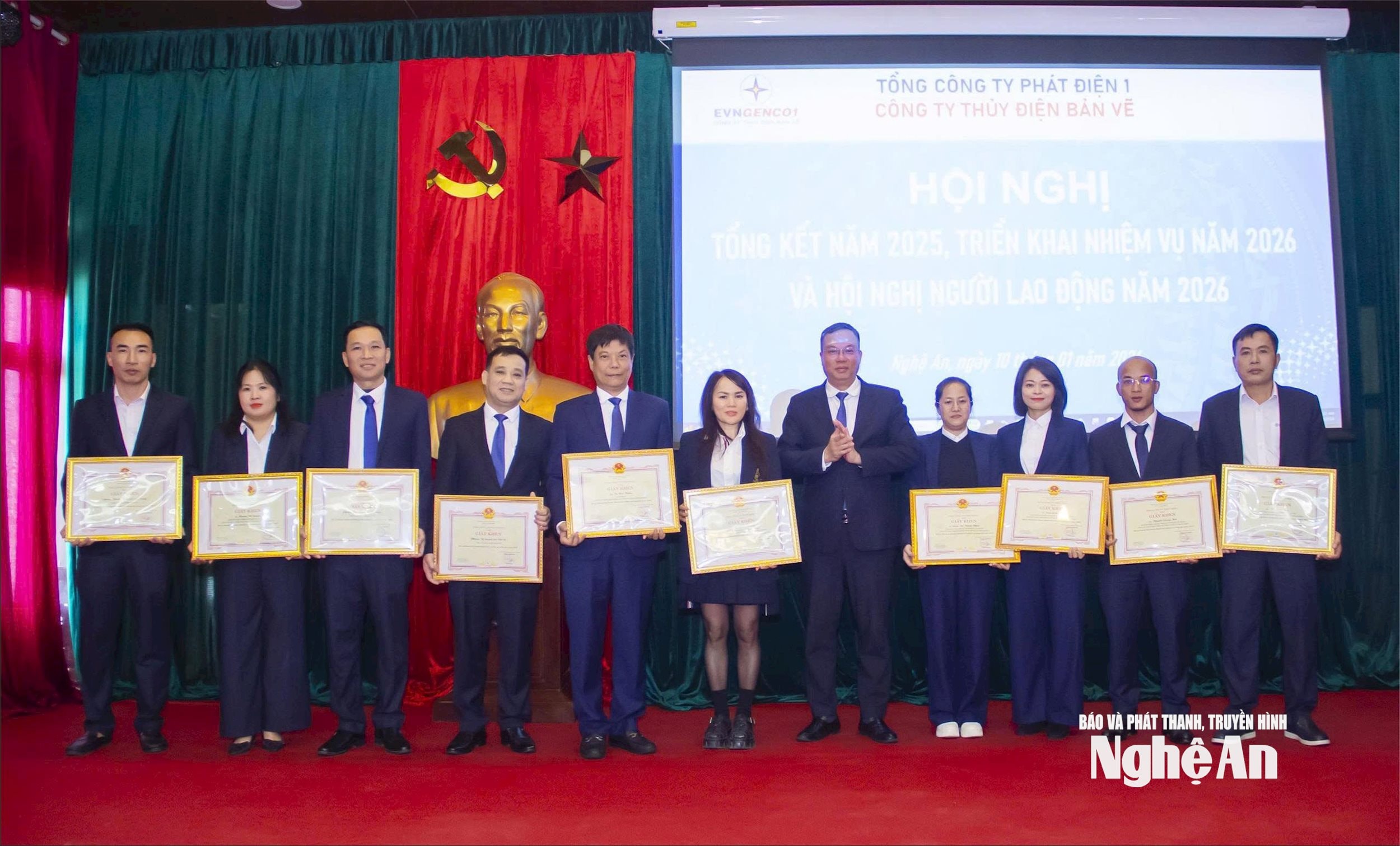 Ông Lê Hải Đăng - Tổng giám đốc Tổng công ty Phát điện 1 trao giấy khen cá nhân có thành tích xuất sắc trong năm 2025