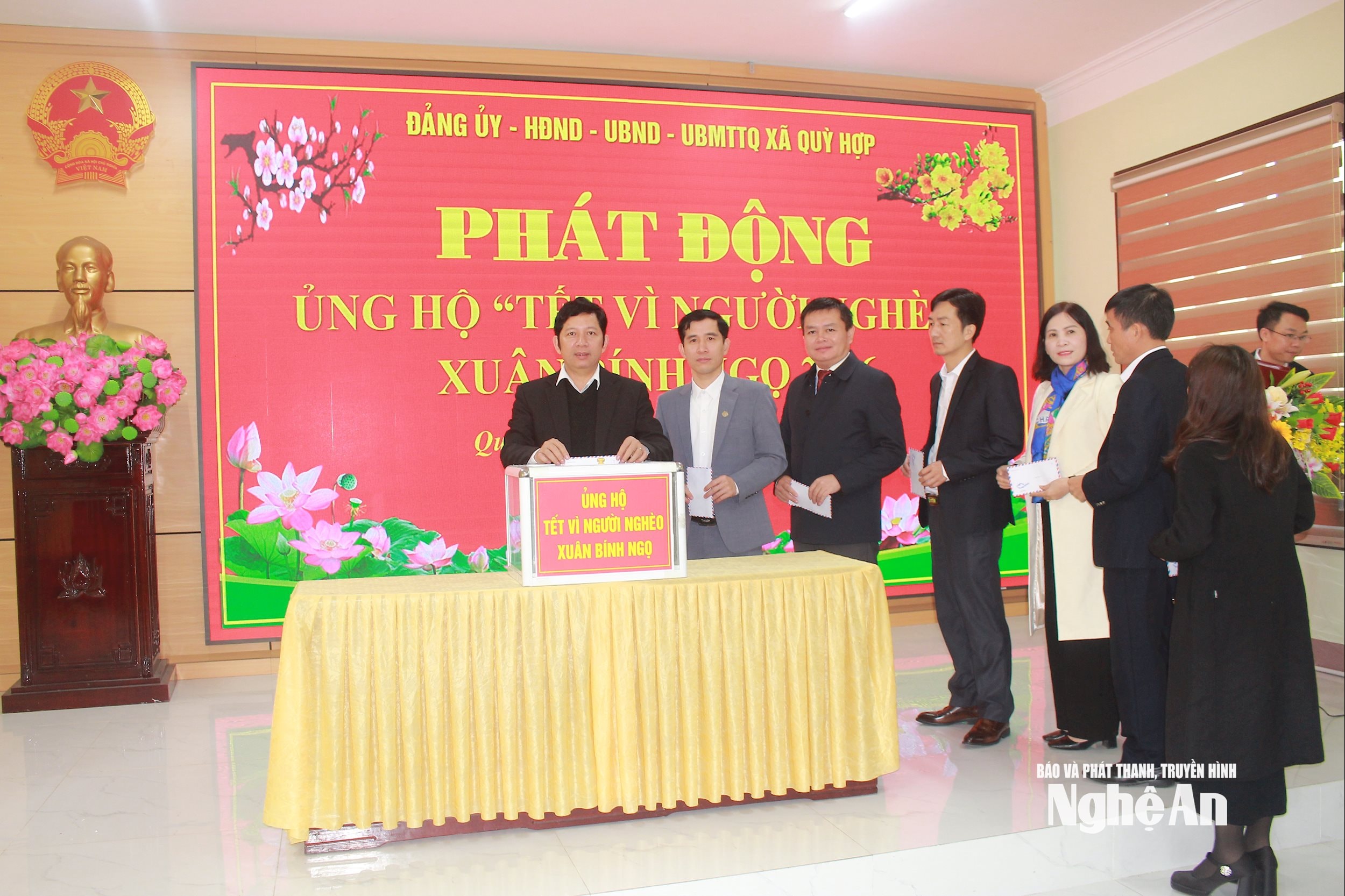 Ngay tại buổi lễ, toàn thể cán bộ, công chức, người lao động các cơ quan xã Quỳ Hợp đã tham gia ủng hộ với tổng số tiền 28,7 triệu đồng