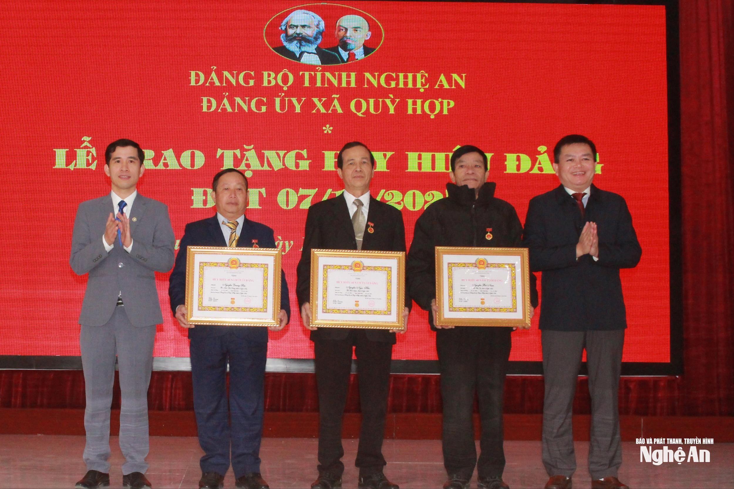 bna_trao-huy-hieu-40-nam-tuoi-dang-cho-cac-dang-vien-b4ee8b674a12acfc78aa527053122508(1).jpg