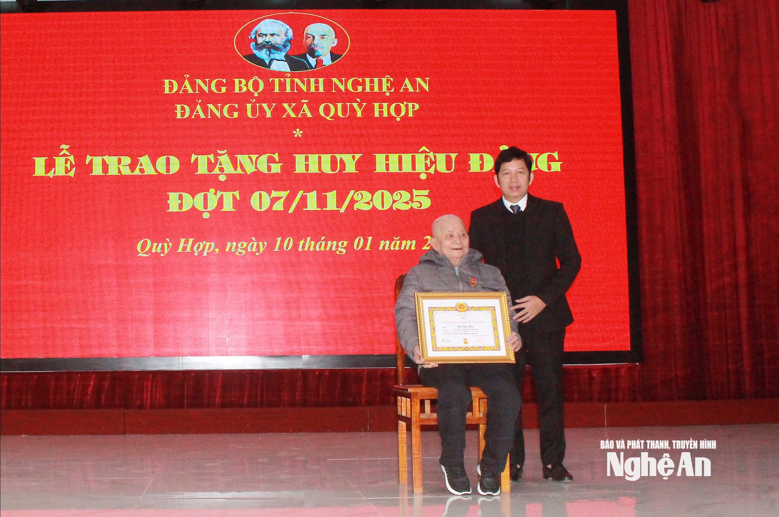 Trao Huy hiệu 70 năm tuổi Đảng cho đồng chí Cao Tiến Chừu chi bộ xóm Hợp Thành