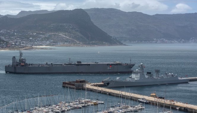 Tàu SAS Amatola neo ở cảng hải quân của Nam Phi