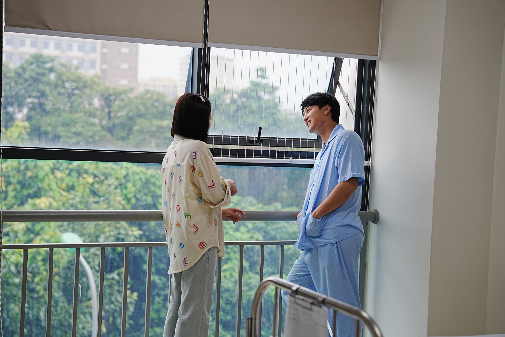 Bách và Tú ngọt ngào ở hậu trường - Ảnh 2