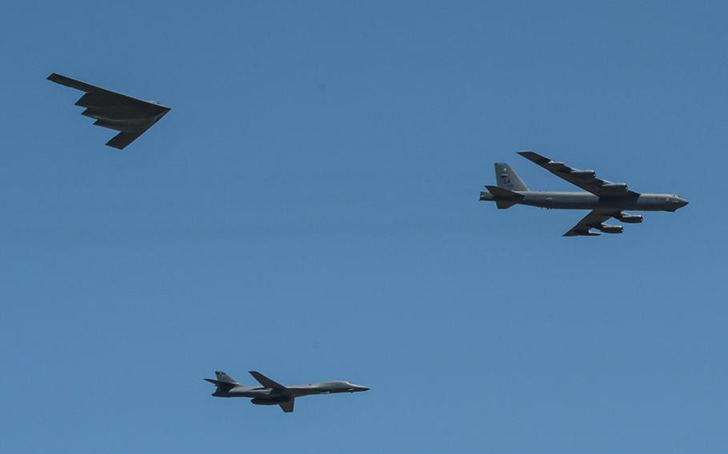 Đội hình máy bay ném bom B-52, B-1 và B-2 của Mỹ