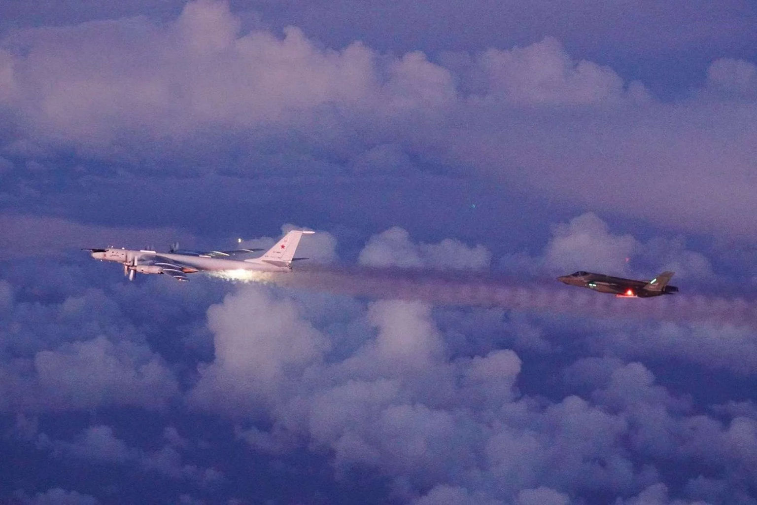 Tiêm kích F-35 Na Uy đánh chặn máy bay Tu-142 Nga