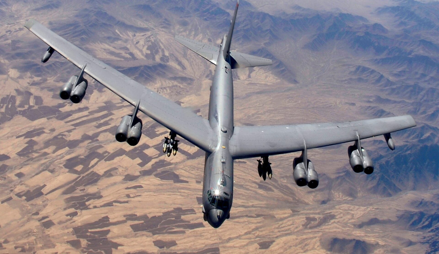 Máy bay ném bom B-52 Stratofortress trên đường băng