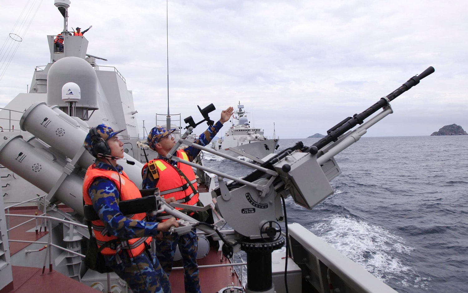 Kiểm tra bắn đạn thật trên biển.