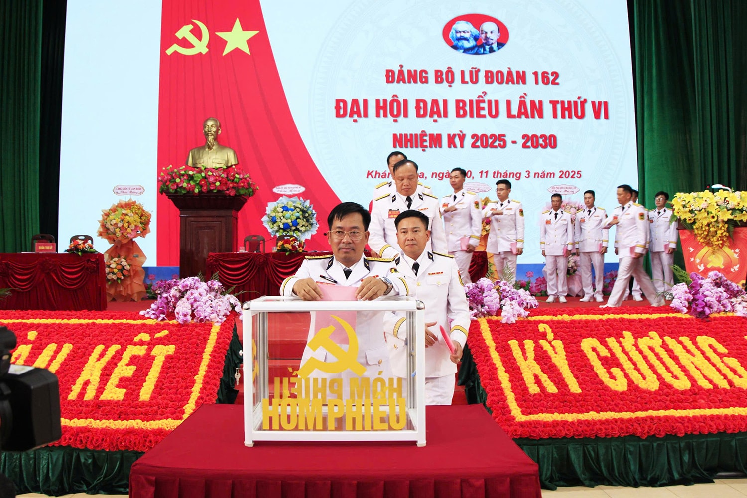 Đại hội đảng bộ Lữ đoàn.