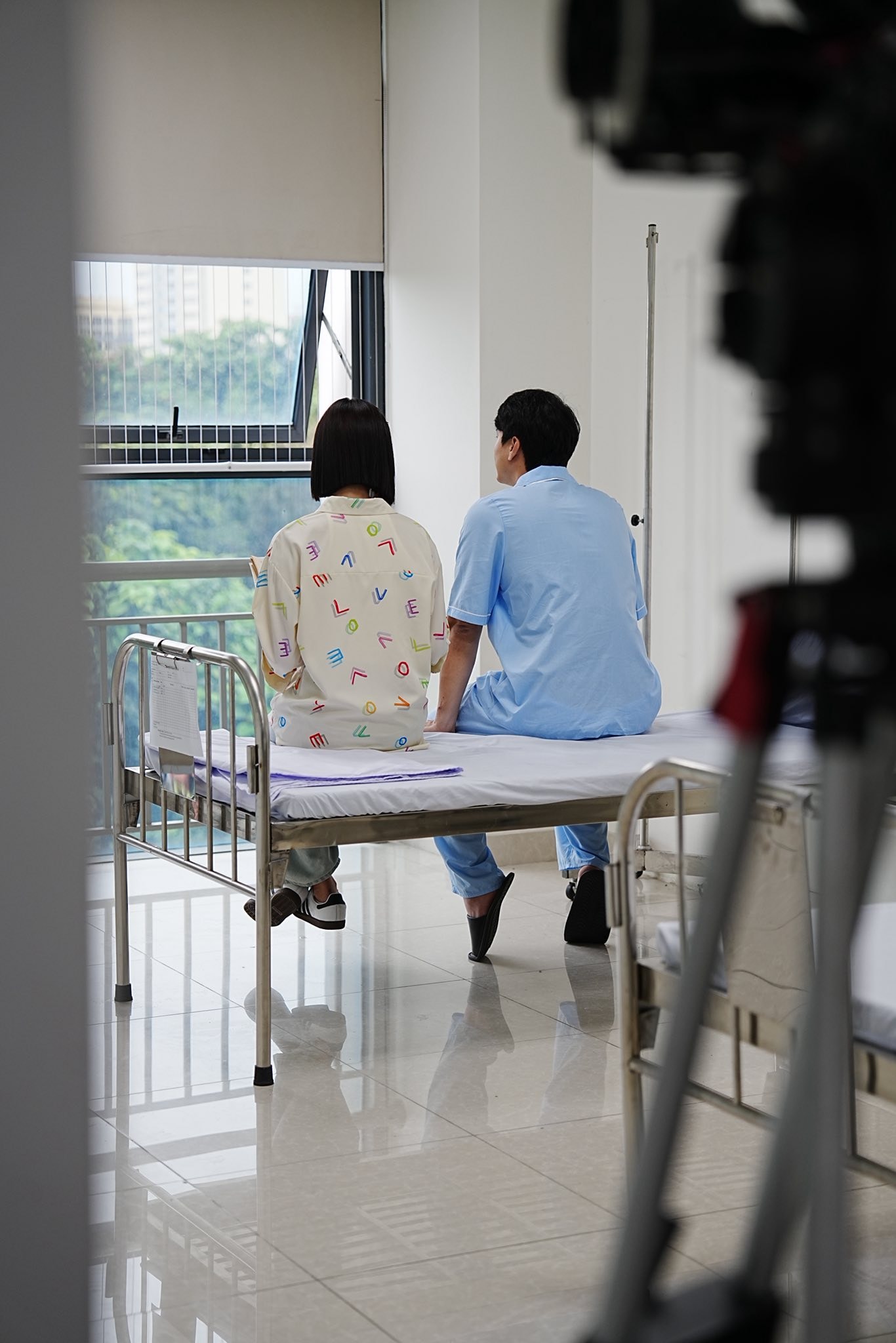 Bách và Tú ngọt ngào ở hậu trường - Ảnh 1