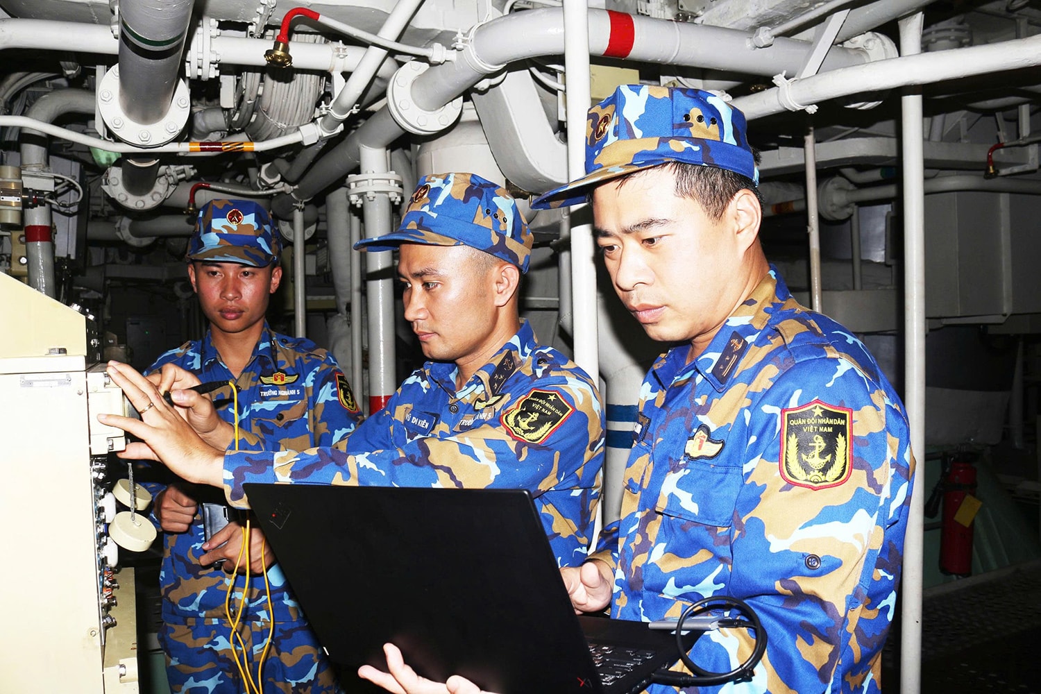 Cán bộ chiến sĩ nghiên cứu vũ khí hiện đại.