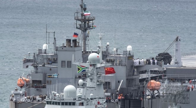 Tàu chiến treo cờ Iran và Trung Quốc