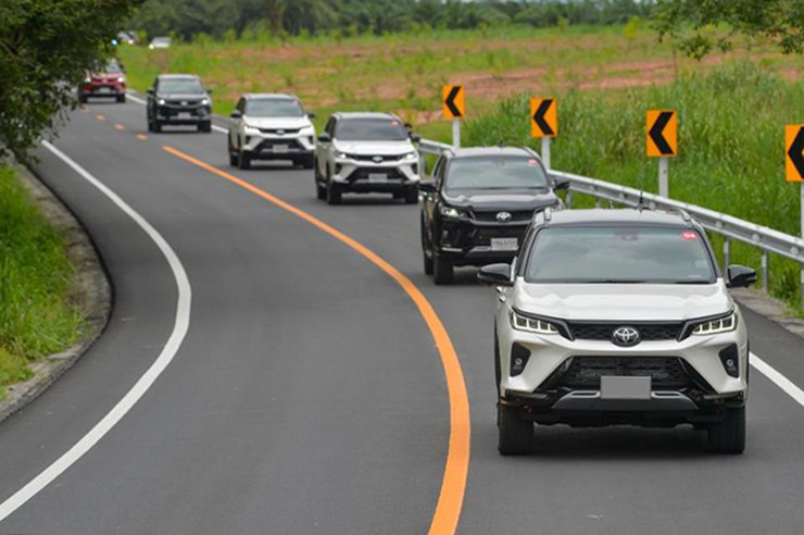 Toyota Fortuner 2025 vận hành trên đường