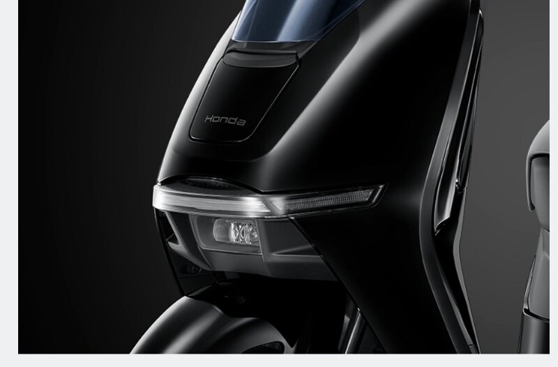 Cận cảnh cụm đèn pha và định vị trên Honda UC3
