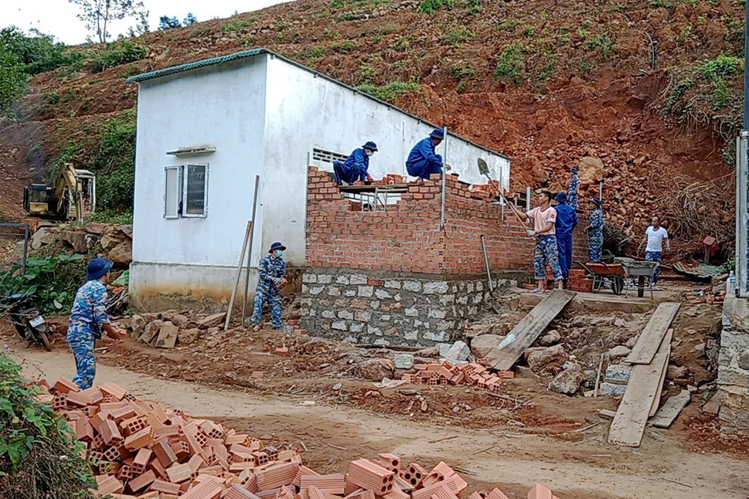 Hỗ trợ nhân dân khắc phục hậu quả lũ lụt.