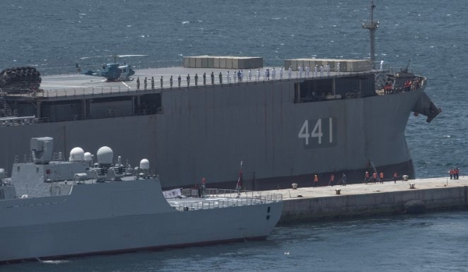 Các thủy thủ trên tàu IRIS Makran của Iran