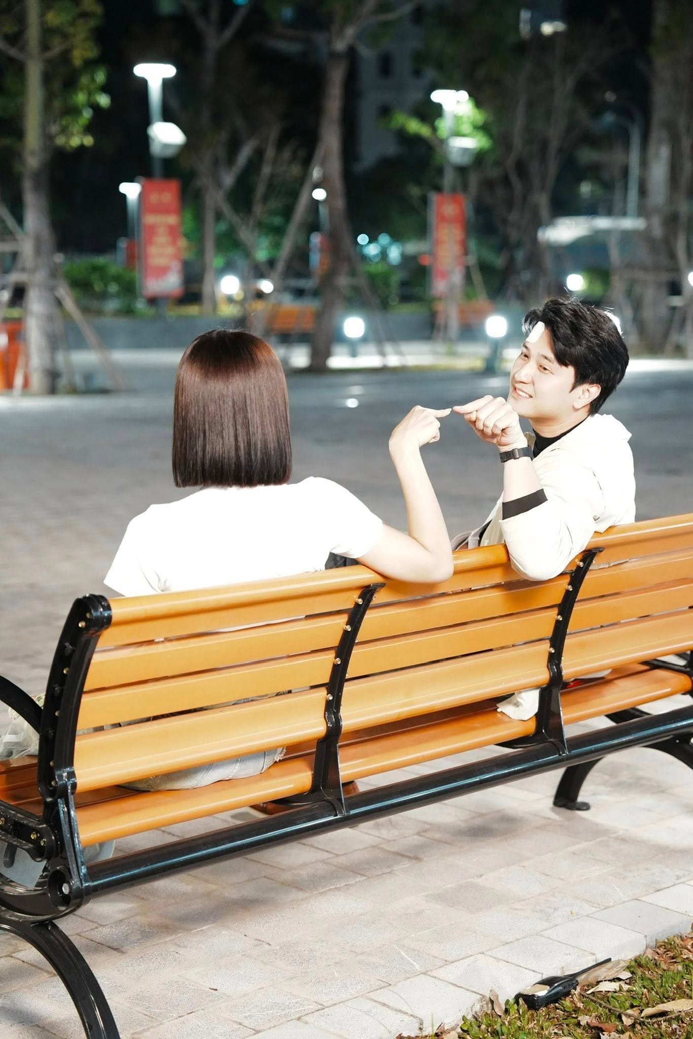 Bách và Tú ngọt ngào ở hậu trường - Ảnh 4