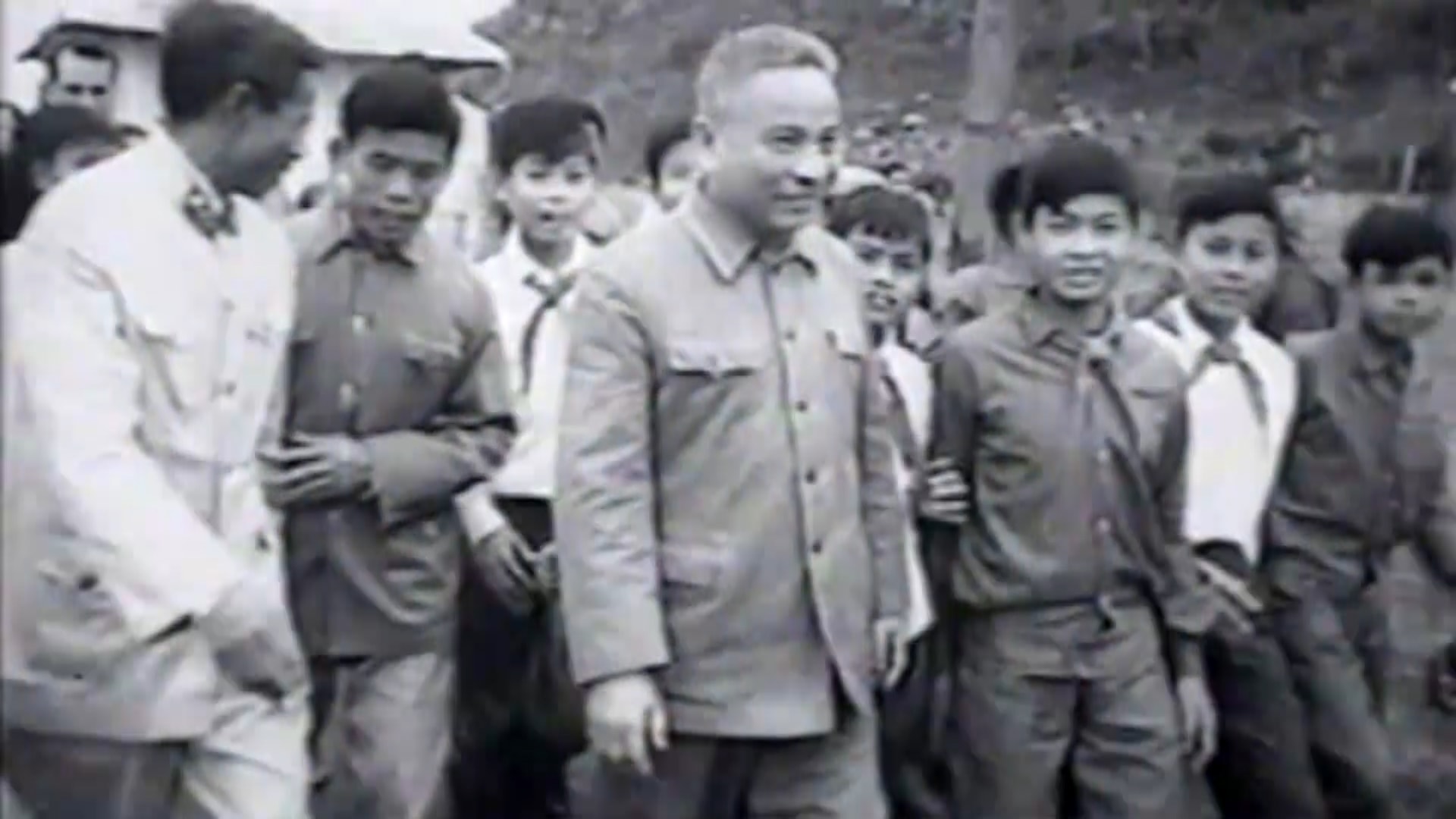 Bộ trưởng Trần Quốc Hoàn trong một chuyến công tác ở cơ sở. Ảnh tư liệu