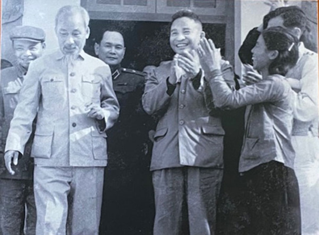 chu-tich-ho-chi-minh-va-bo-truong-tran-quoc-hoan-den-du-dai-hoi-lien-hoan-chien-si-thi-dua-lan-thu-nhat-cong-an-nhan-dan-vu-trang-tai-ha-noi-ngay-2-3-1962.-anh-tu-lieu-93659bd616b6.jpg