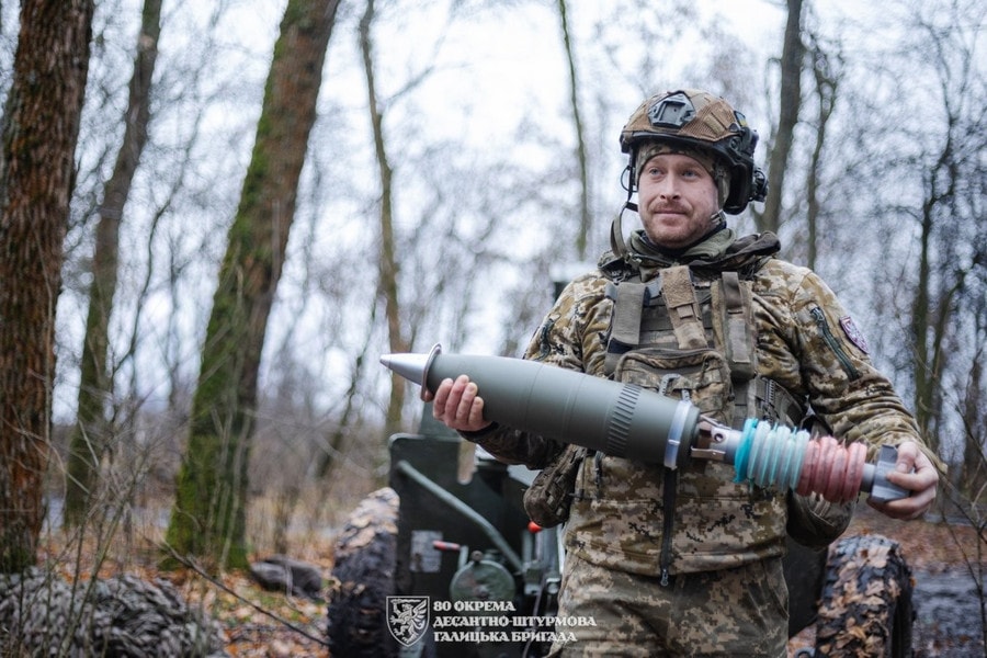 Pháo Nona-K khai hỏa yểm trợ hỏa lực