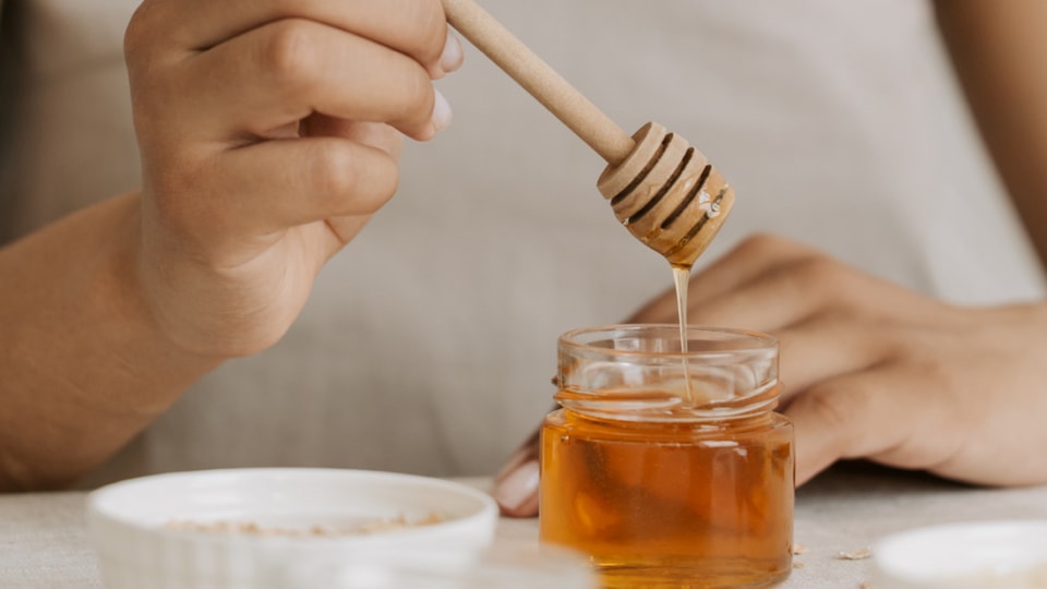 Mật ong cung cấp năng lượng tự nhiên giúp người tập thể thao duy trì sức bền và ổn định đường huyết