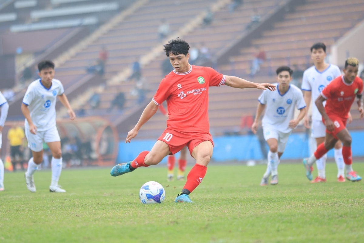 Nguyễn Công Phượng ăn mừng bàn thắng trong trận giao hữu của CLB Đồng Nai