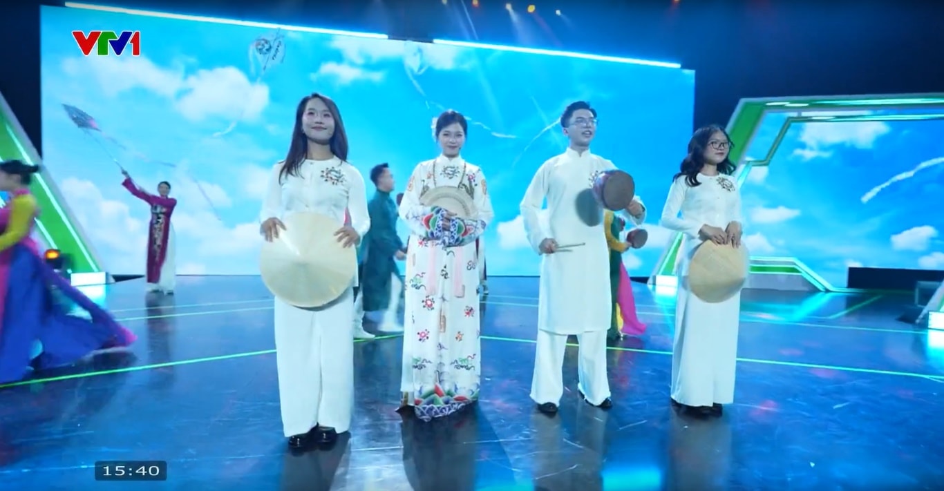 Các đội thi Sinh viên thế hệ mới 2025 chuẩn bị kỹ lưỡng về đạo cụ và bài thuyết trình cho trận chung kết.