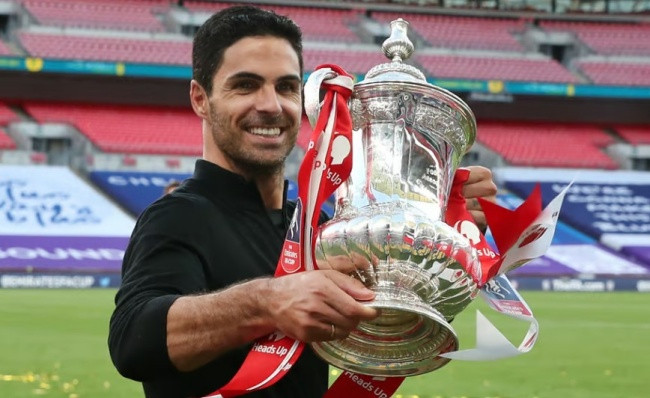 HLV Mikel Arteta bên cạnh danh hiệu vô địch FA Cup cùng Arsenal.