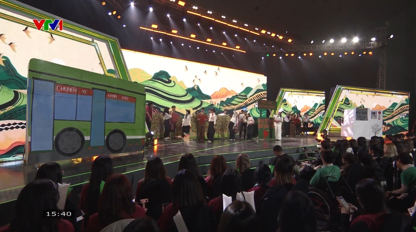 Sinh viên nỗ lực chuẩn bị đạo cụ và tham vấn ý kiến chuyên gia để có phần trình bày tốt nhất.