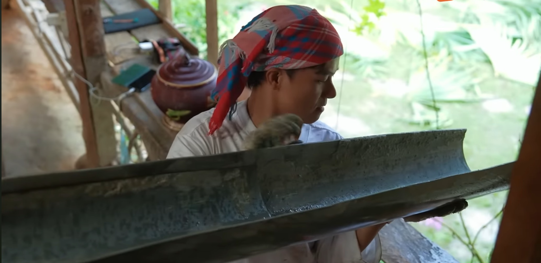 Thời tiết mưa gió gây khó khăn cho các thành viên Gia đình Haha tại Bản Liền