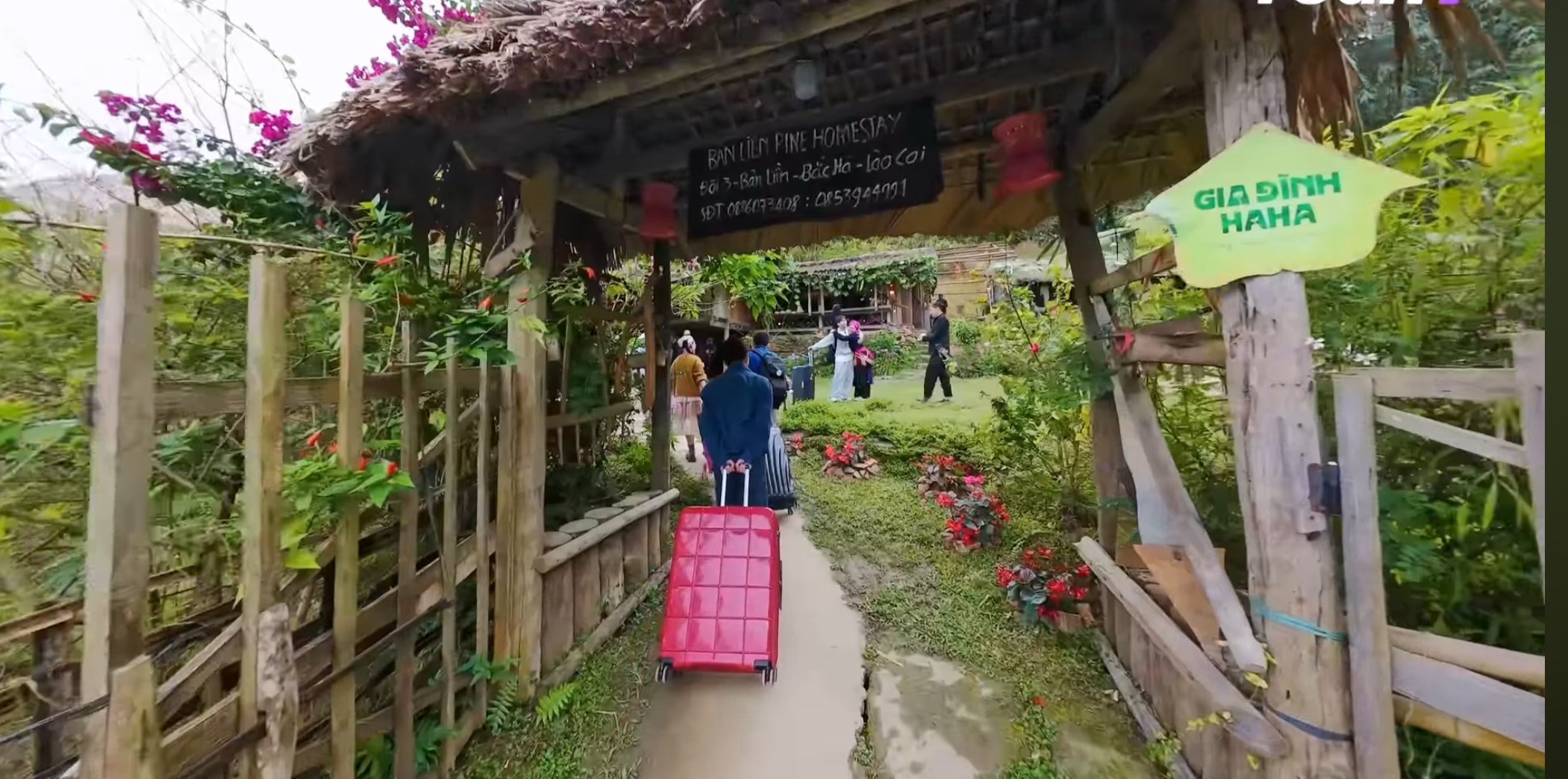 Khoảnh khắc đoàn nghệ sĩ gặp lại người dân địa phương tại Bản Liền