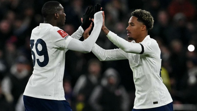 Wilson Odobert ghi bàn rút ngắn tỷ số cho Tottenham trong trận gặp Aston Villa.