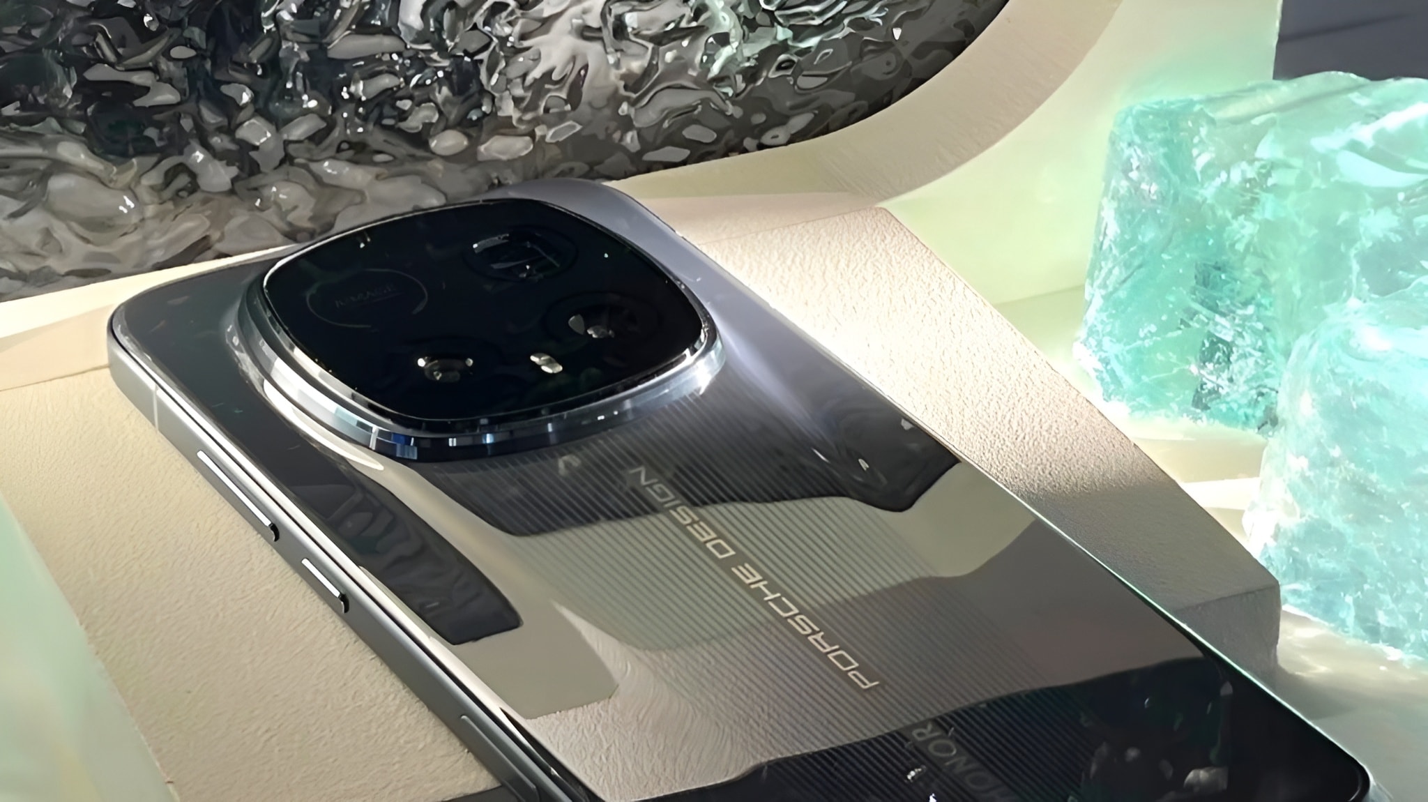 Hình ảnh thực tế và render của Honor Magic 8 RSR Porsche Design cùng các mẫu ảnh chụp từ camera vừa xuất hiện tại Trung Quốc.